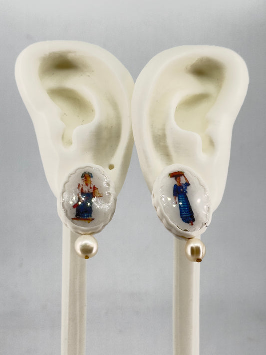 Mga Ale na may bagahe (Old Women with Luggage) Pearl Studs