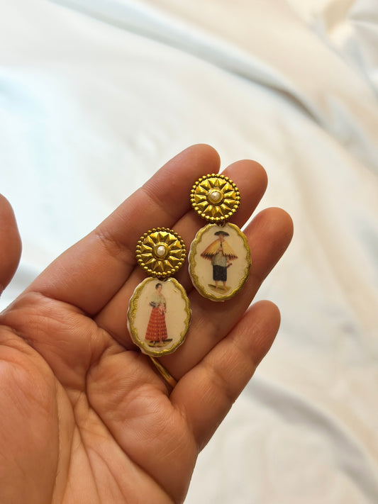 Ginang at Manong na naka-Salakot