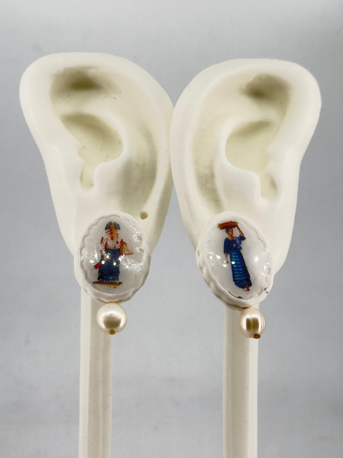 Mga Ale na may bagahe (Old Women with Luggage) Pearl Studs