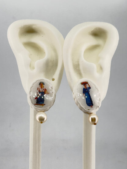 Mga Ale na may bagahe (Old Women with Luggage) Pearl Studs
