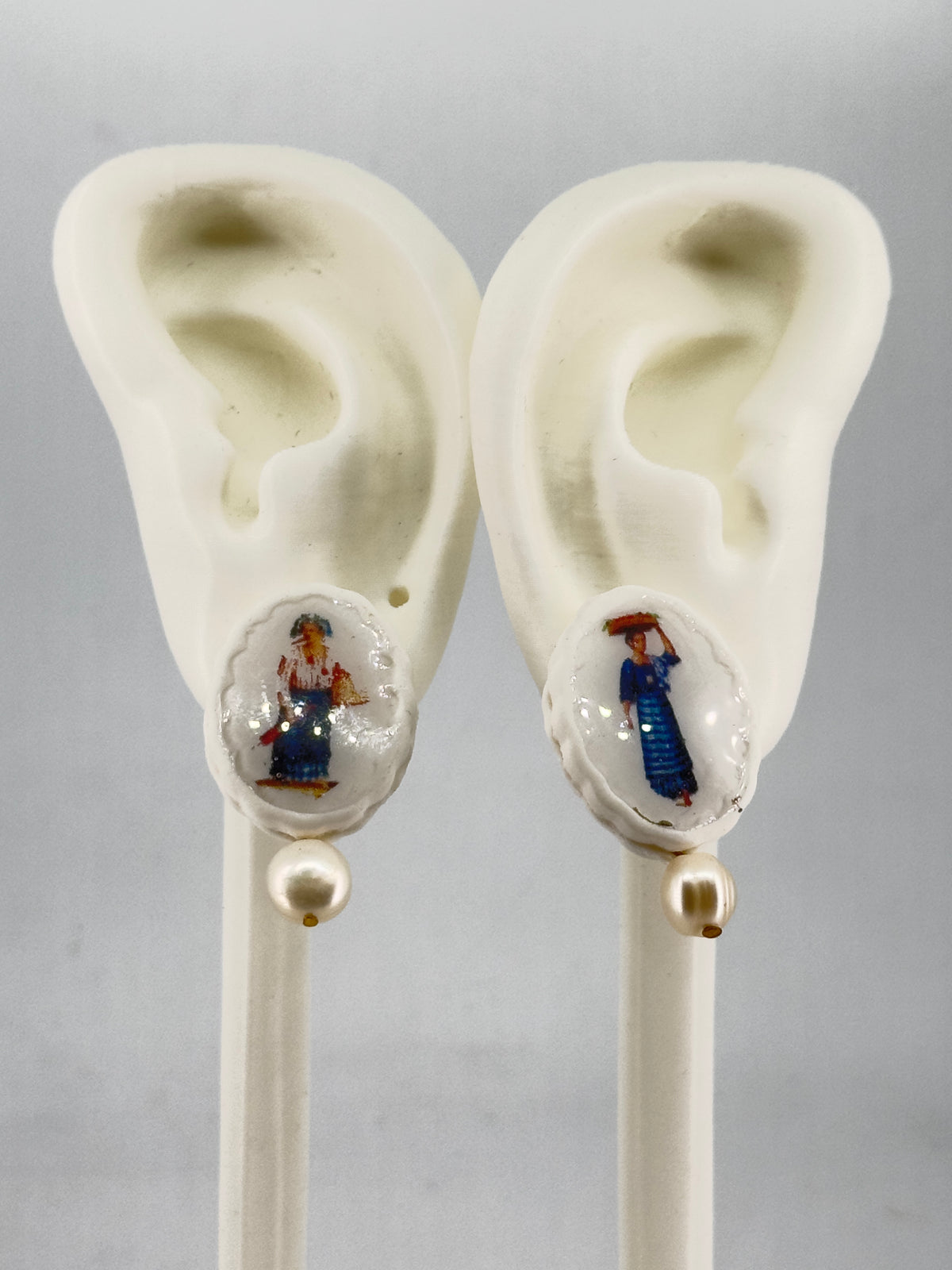 Mga Ale na may bagahe (Old Women with Luggage) Pearl Studs