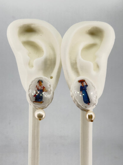 Mga Ale na may bagahe (Old Women with Luggage) Pearl Studs