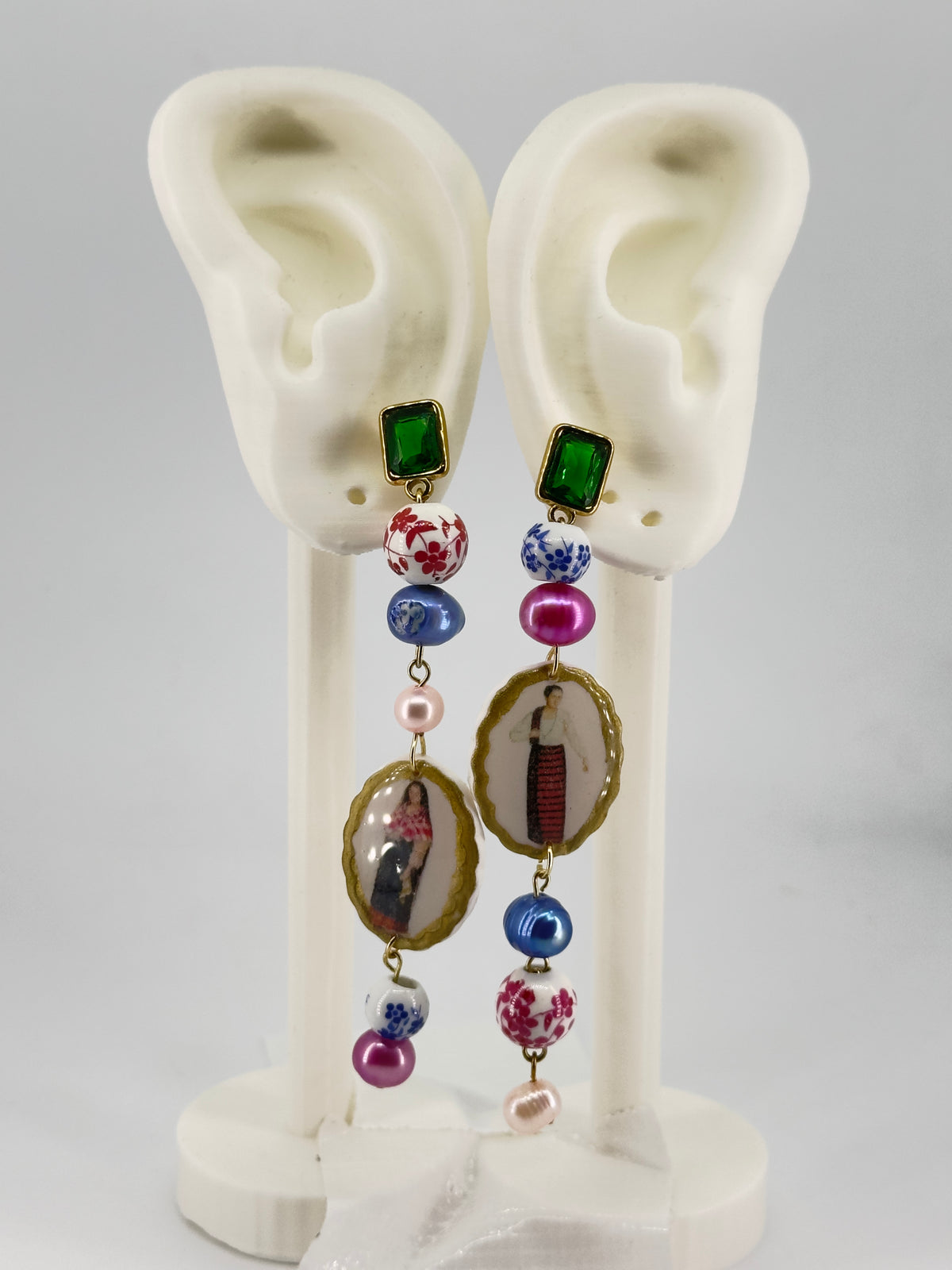 Mga Ginang Rhinestone, Porcelain, and Pearl Drop Earrings