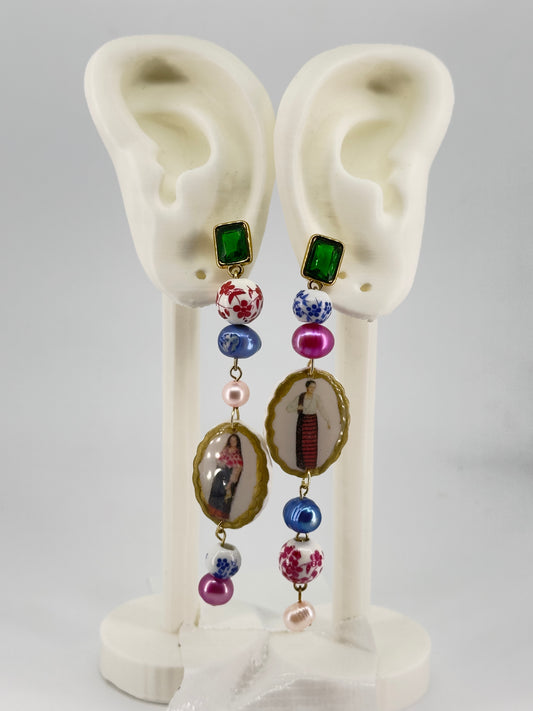 Mga Ginang Rhinestone, Porcelain, and Pearl Drop Earrings